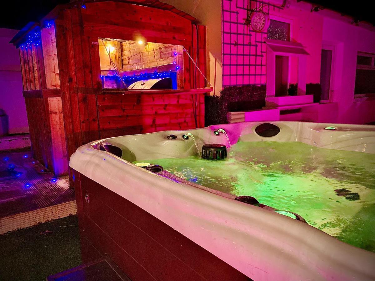 Captivating 4-bed Hot Tub House In Holiday home